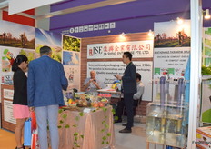 来自佳兴企业有限公司的Jeremy Tan (右二）及同事们在与访问者洽谈。该公司是位于新加坡的包装材料供应商。Mr Jeremy Tan (2nd from the right) from Jia Shing Enterprise Pte. Ltd.and his colleagues are receiving visitors. The company is an international packaging supplier based in Singapore.